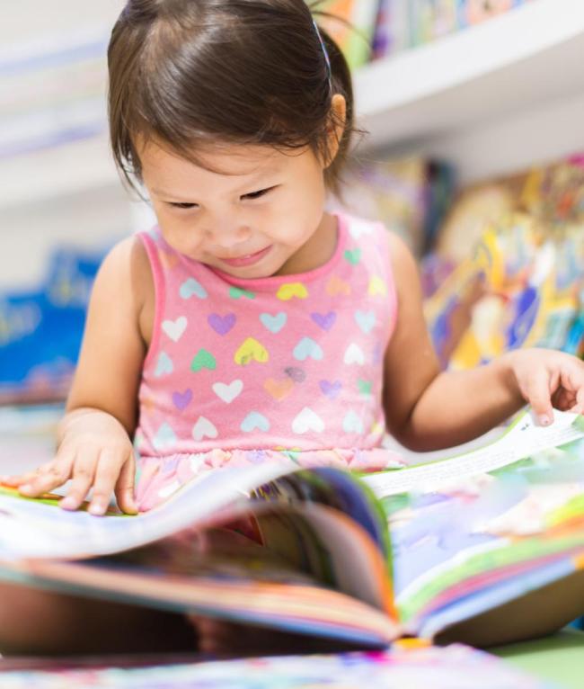 Niño pequeño leyendo