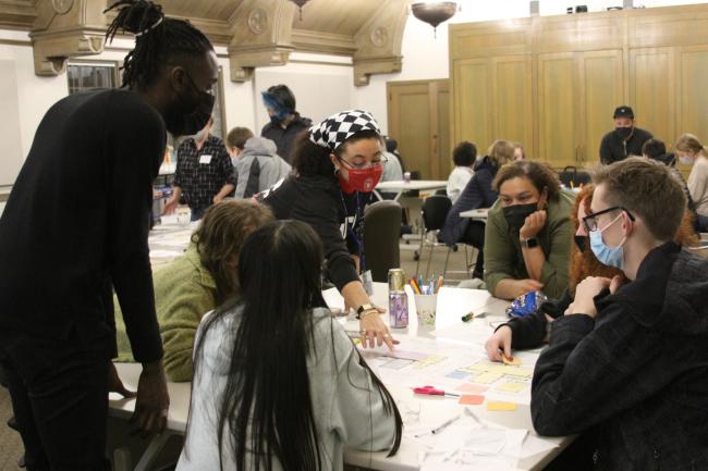 El personal, los arquitectos y participantes adolescentes trabajan en una actividad para el programa de Youth Opportunity Design Approach (Enfoque del diseño de oportunidades para los jóvenes)