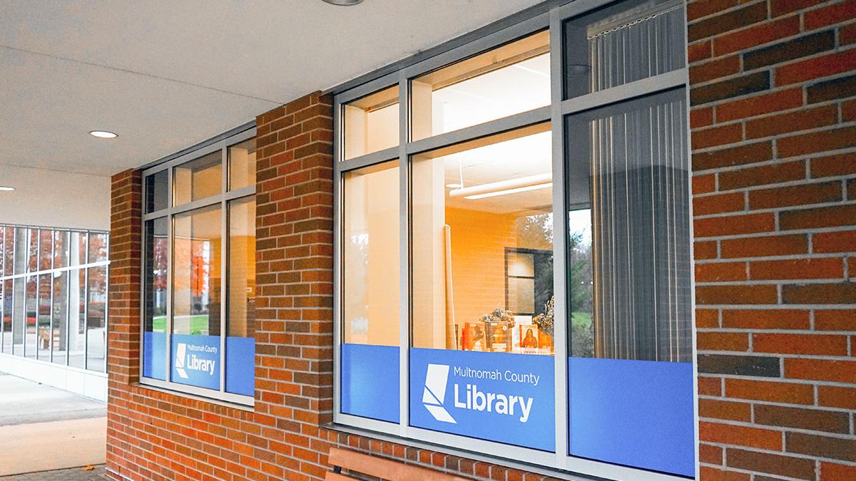 Ventanas en el exterior del espacio de la Biblioteca del Condado de Multnomah en el campus del noreste de Portland de la Universidad de Oregón